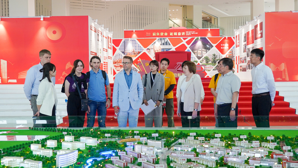 20230522俄罗斯团赴校区参观-魏静怡 (4)