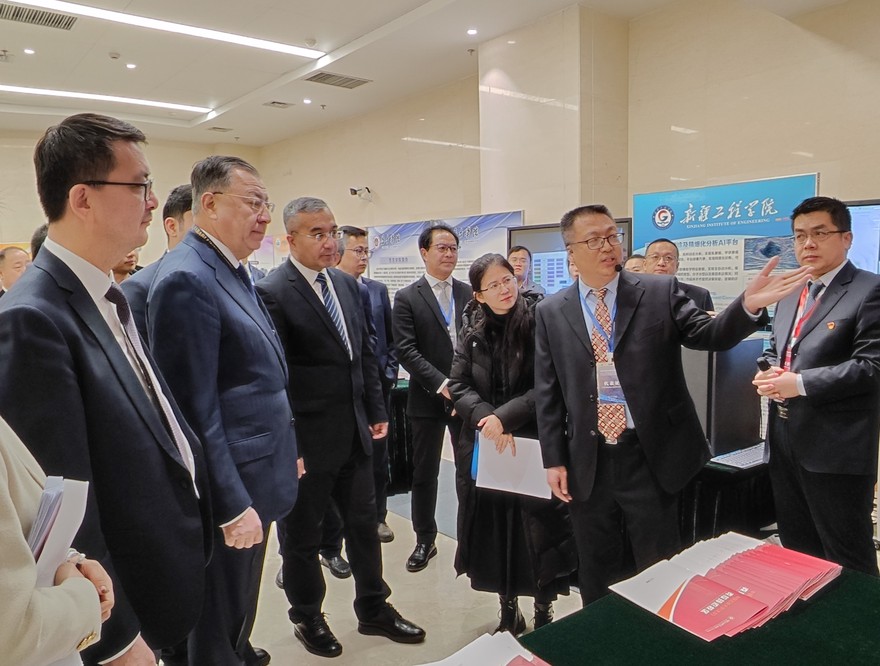 2自治区、哈方高校领导参观校区科技成果展