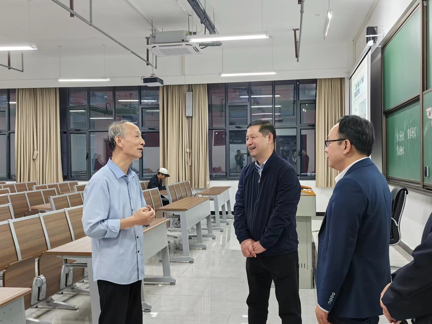 图2：学校党委书记王同奇与思政课银龄教师课后亲切交谈