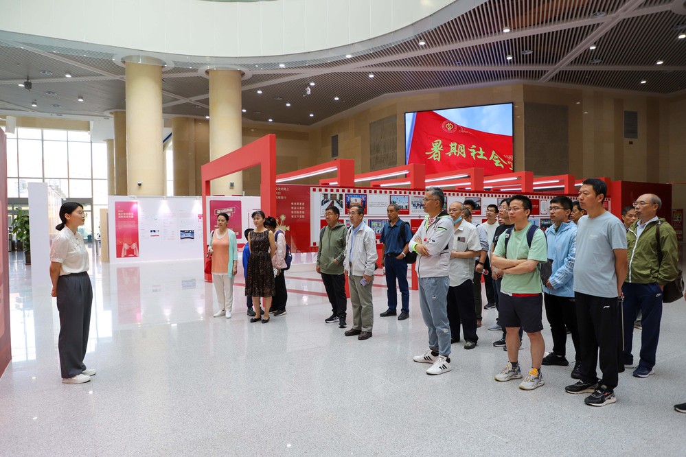 图10：银龄教师参加国情教育活动