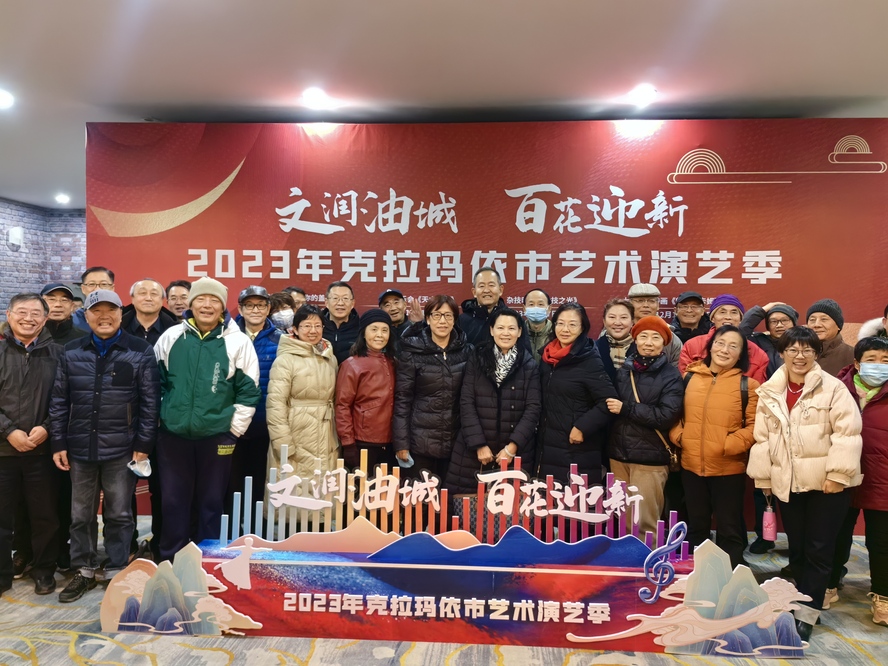 图12：组织银龄教师观看“掀起你的盖头来——新疆是个好地方”文艺演出