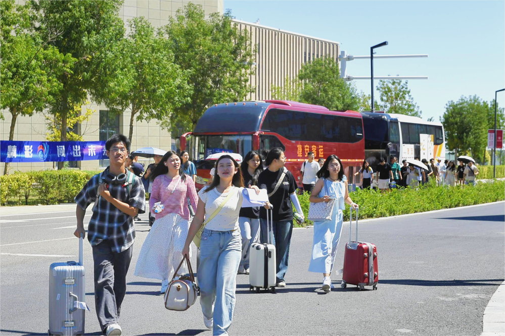 选手走在校园里