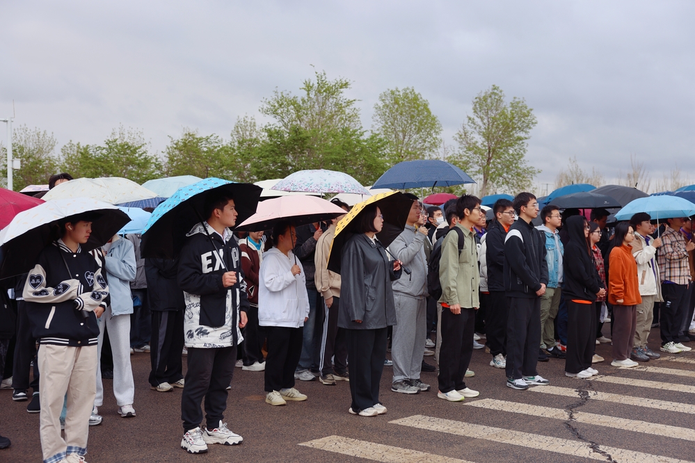 20250420校区校友林 援建林种植活动-李新雅 (15)