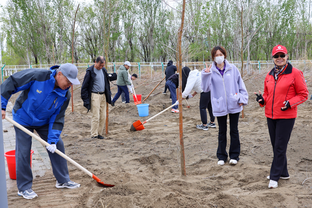 20250420校区校友林 援建林种植活动-崔晓雅 (18)