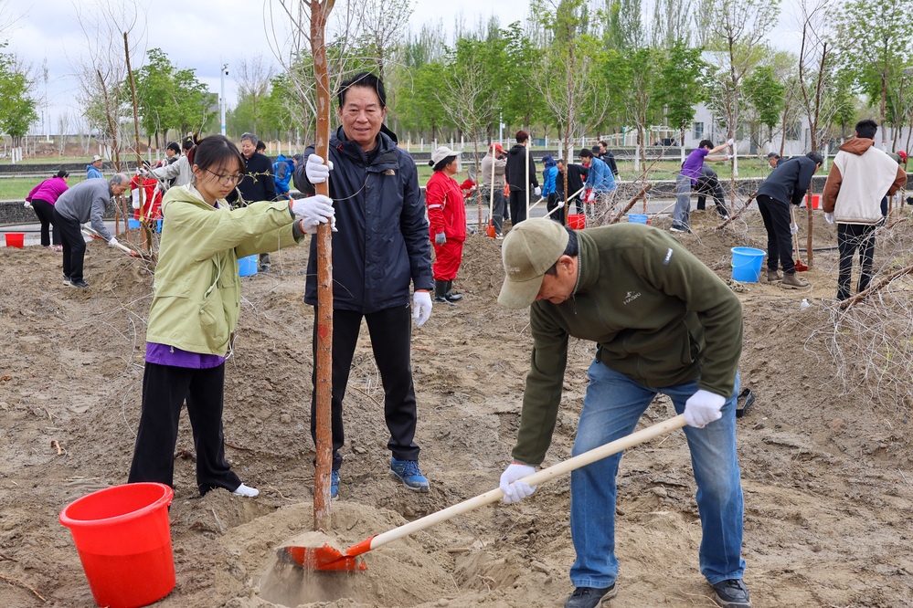 20250420校区校友林 援建林种植活动-崔晓雅 (14)