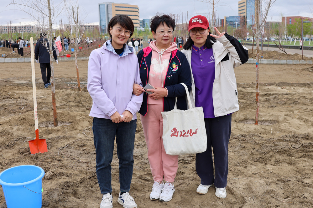 20250420校区校友林 援建林种植活动-崔晓雅 (40)