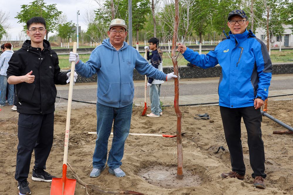 20250420校区校友林 援建林种植活动-崔晓雅 (32)