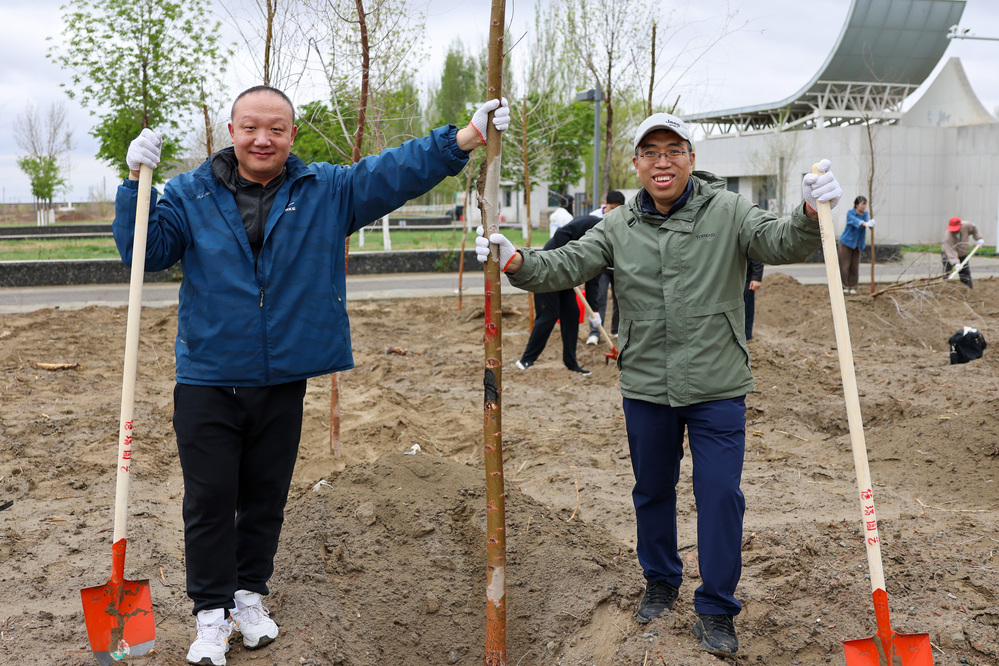 20250420校区校友林 援建林种植活动-崔晓雅 (27)