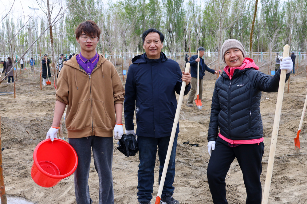 20250420校区校友林 援建林种植活动-崔晓雅 (39)