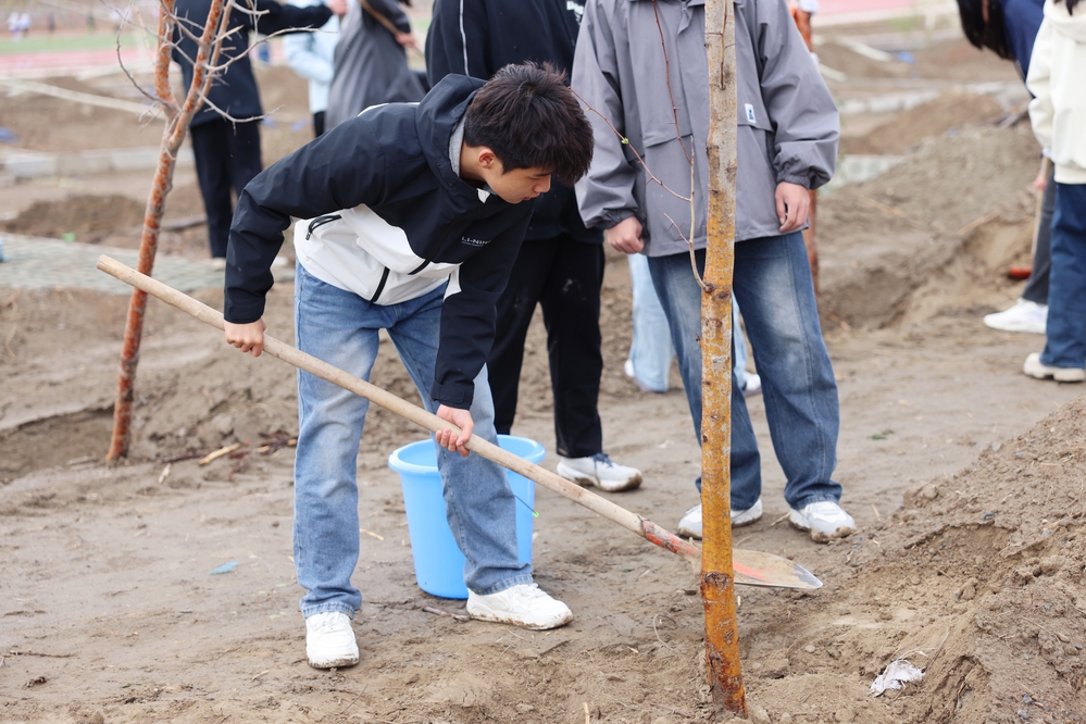 20250420校区校友林 援建林种植活动-李新雅 (17)