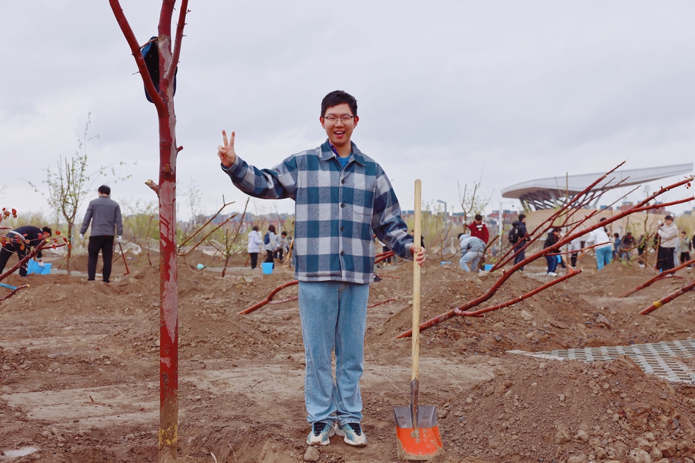 20250420校区校友林 援建林种植活动-李新雅 (8)
