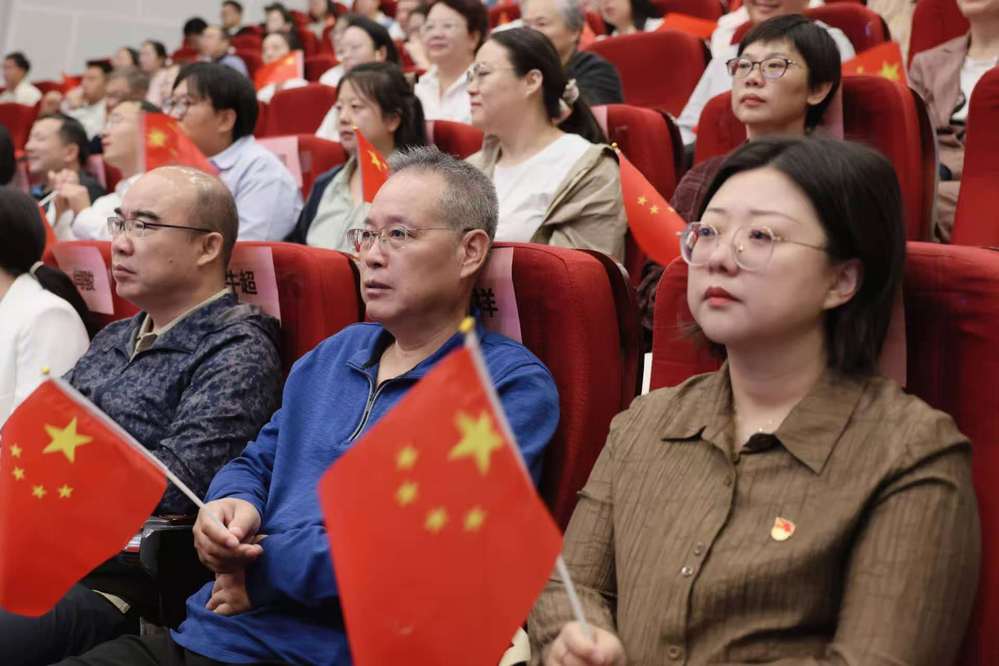 J2集中观看阅兵仪式 (1)