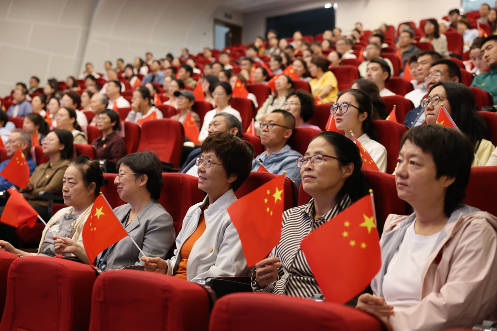 J2集中观看阅兵仪式 (4)