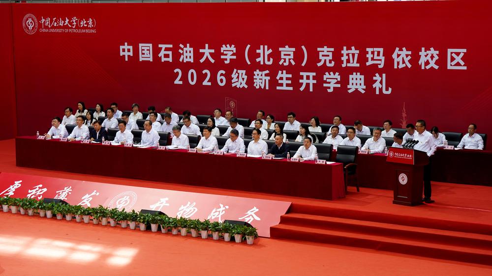 20260906新生开学典礼主席台 (2)