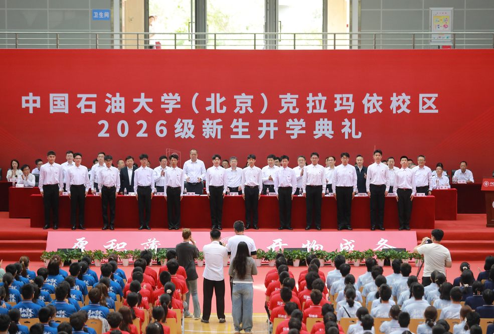 20260906新生开学典礼佩戴校徽 (1)