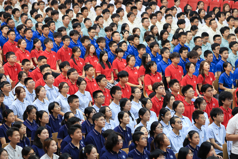 20260906新生开学典礼观众席新生大景 (11)