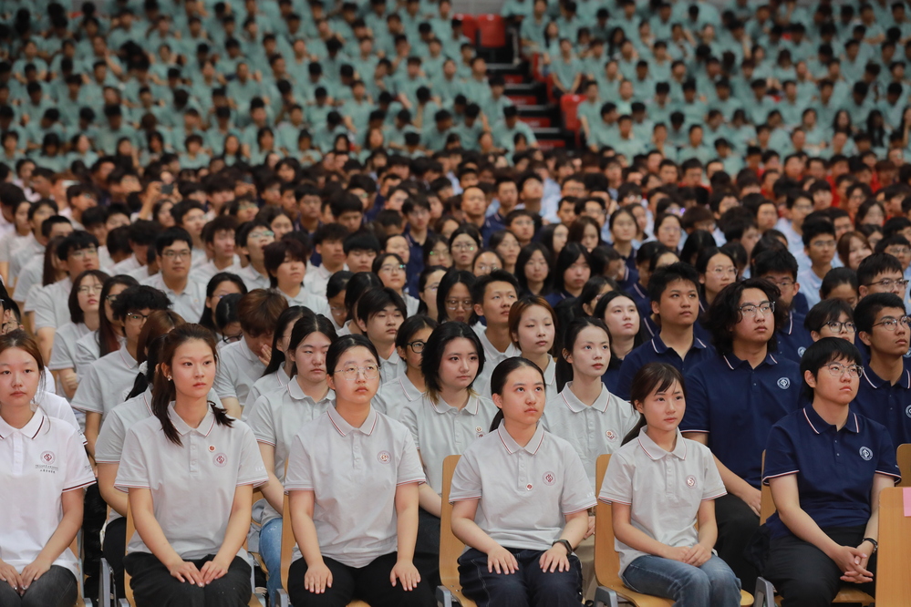 20260906新生开学典礼观众席新生大景 (35)