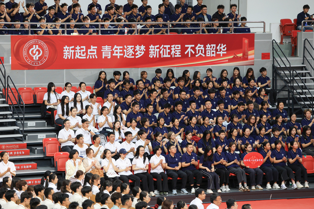 20260906新生开学典礼观众席新生大景 (14)
