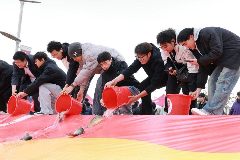 20261024校友放鱼活动-金传欣颖摄 (6)