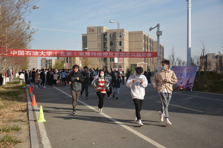校区成功举办首届校园定向越野比赛_副本
