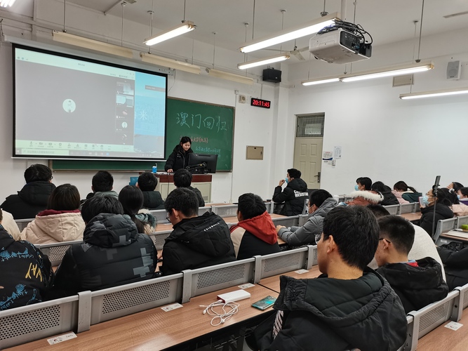 01校本部数学20-2班 团课现场