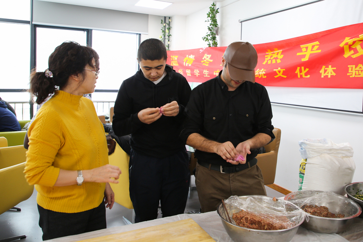 20231220留学生包饺子-魏静怡 (82)